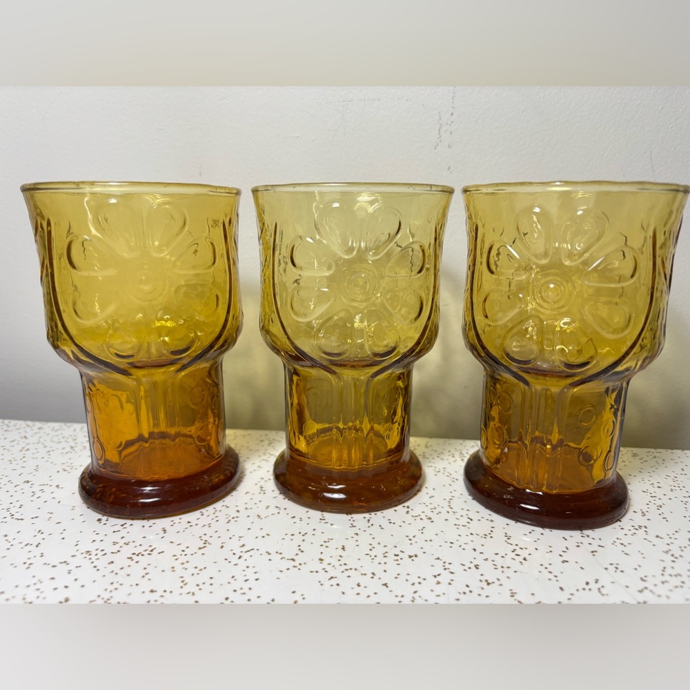 Set of three (3) vintage 70s Libbey Country Garden Daisy juice glasses